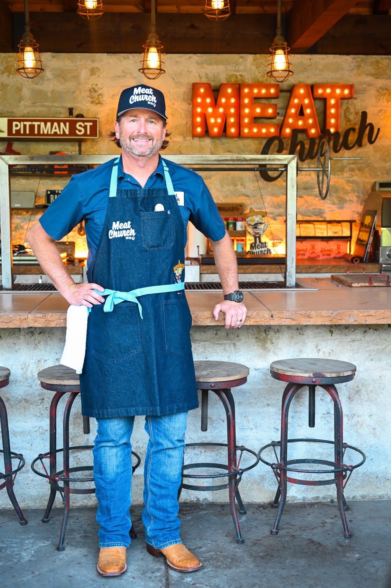 hedley-and-bennett-meat-church-apron-navy-v4 NAVY_H_B_APRON_LIFESTYLE_OUTDOOR_KITCHEN_TIED.jpg